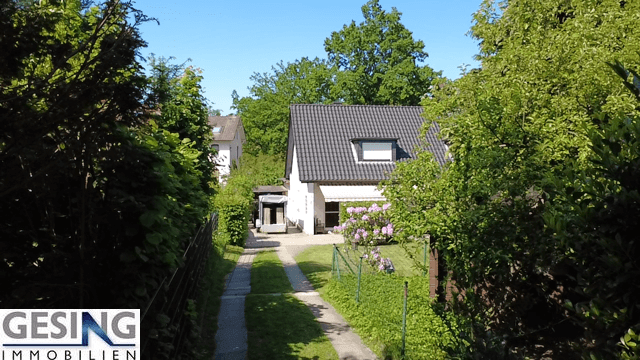 Hauszufahrt - Pfeiffenstilgrundst�ck Zweifamilienhaus Wentorf bei Hamburg