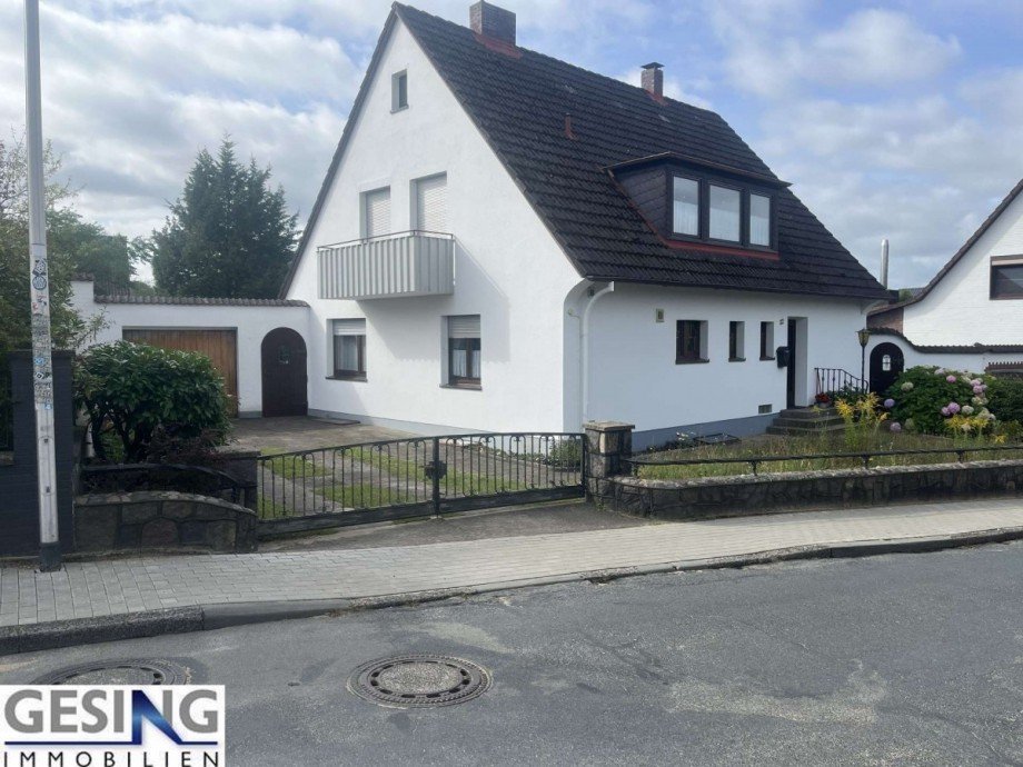 Strassenansicht Hauseingang und Garagenzufahrt Einfamilienhaus M�lln