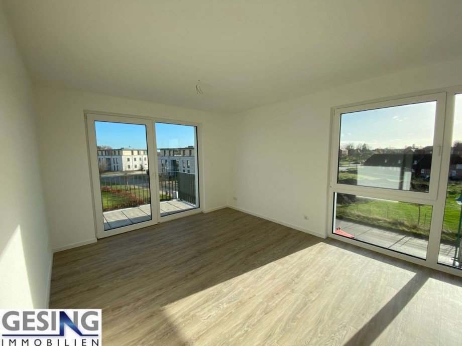 sonniges Wohnzimer mit angrenzenden Balkon Wohnung Zarrentin am Schaalsee