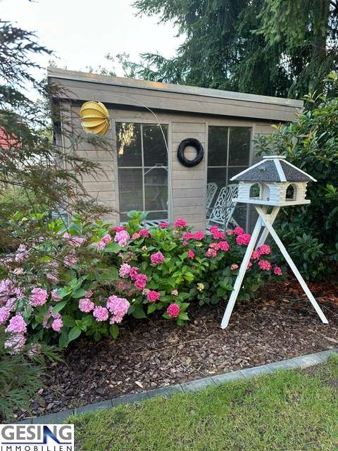 Gartenhaus mit �berdachnung zum Entspannen Einfamilienhaus Banzin