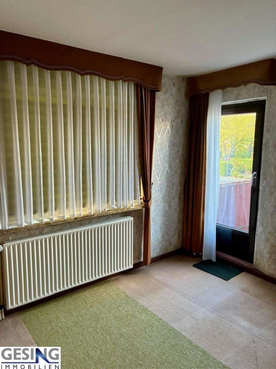 Zimmer im Obergeschosss mit Zugang zum Balkon Reihenendhaus M�lln