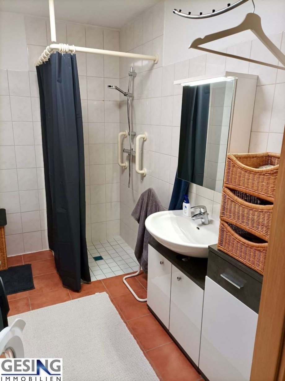 WE 23 Badezimmer mit bodenebenen Duschbereich Etagenwohnung B�chen