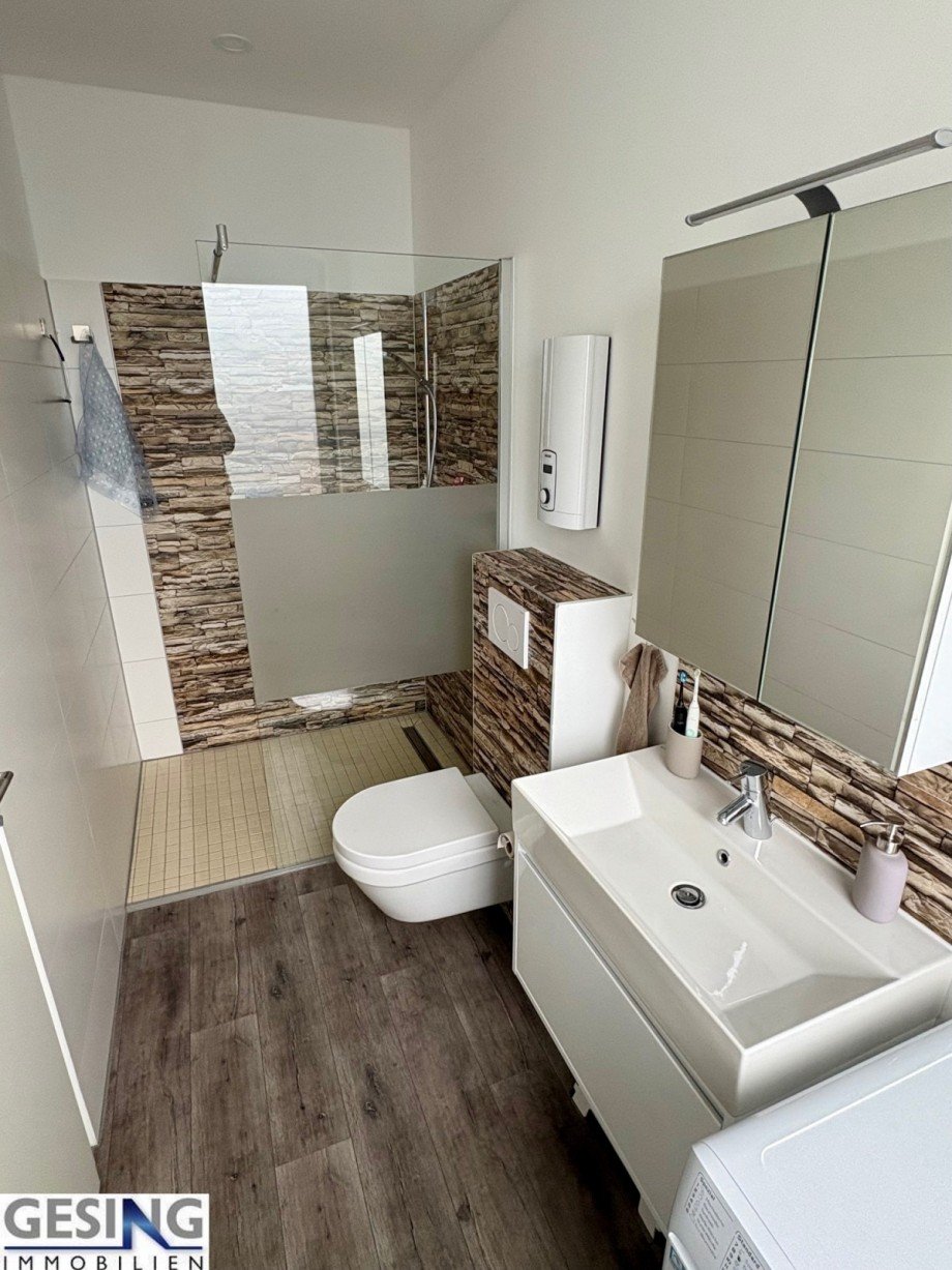 Badezimmer mit bodenebenen Duschbereich Doppelhaush�lfte Zarrentin am Schaalsee