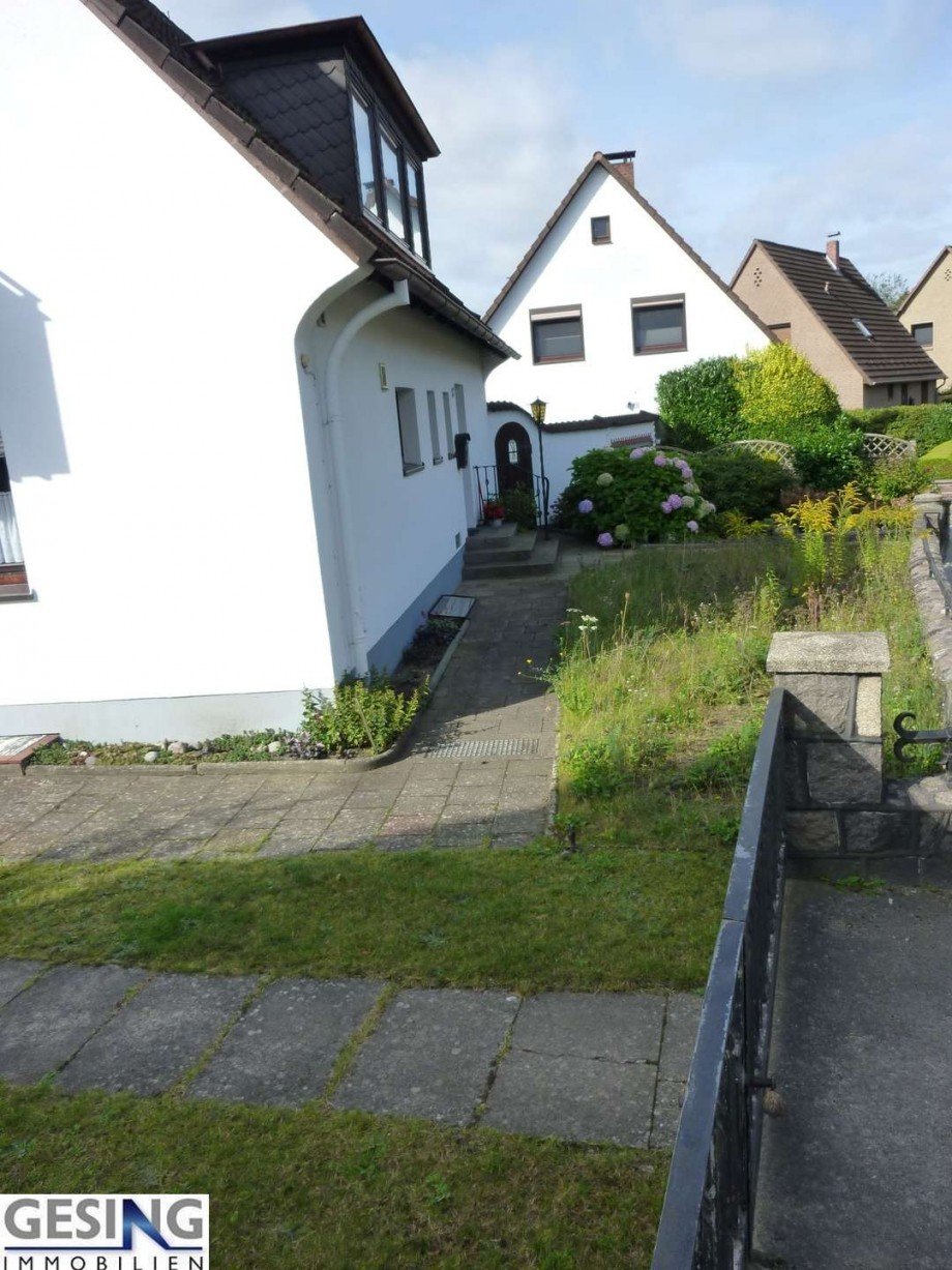 Hausansicht Garten vorn mit Zufahrt Einfamilienhaus M�lln