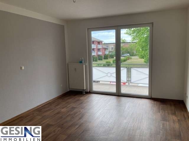 Wohnbeispiel Wohnzimmer mit Zugang zum Balkon Erdgeschosswohnung Boizenburg/Elbe