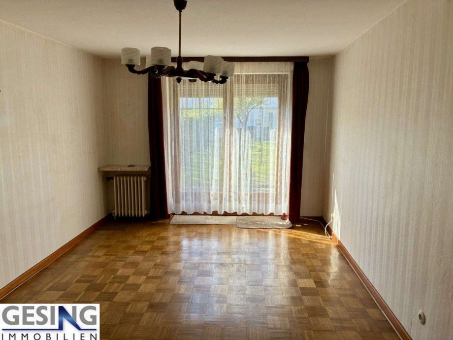 Zimmer im Erdgeschoss und Zugang zur Terrasse Reihenendhaus M�lln