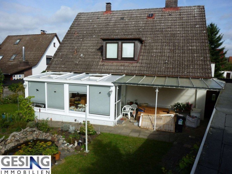 Hausansicht Gartenseite-S�dausrichtung M�lln Einfamilienhaus Einfamilienhaus mit gepflegten Garten, Wintergarten, Vollkeller und Garage