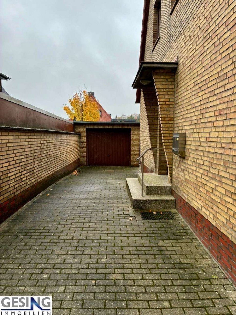 Hauseingang und Zufahrt zur Garage Einfamilienhaus M�lln