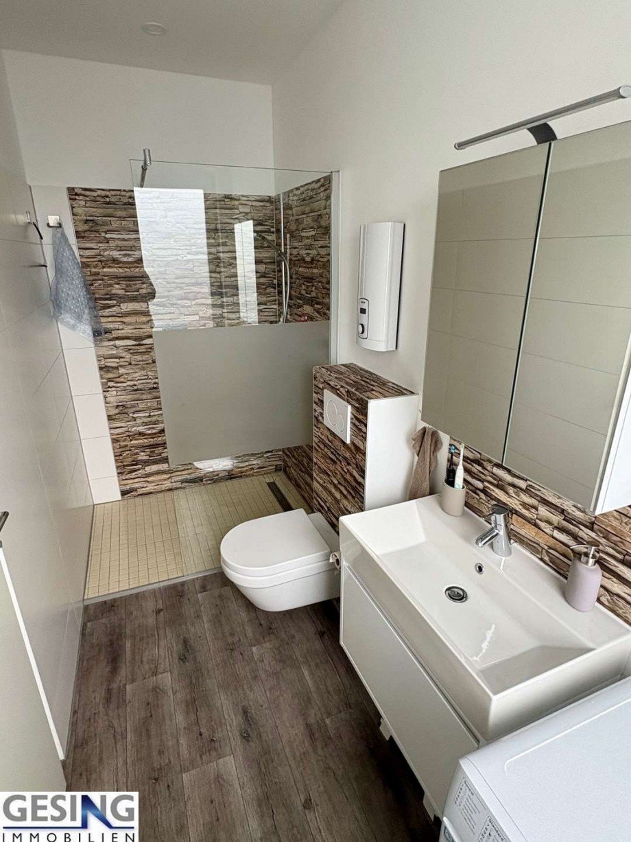 Badezimmer mit bodenebenen Duschbereich Doppelhaush�lfte Zarrentin am Schaalsee