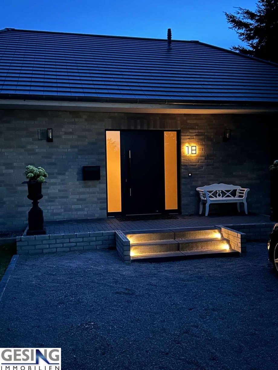 abendliche Impression Einfamilienhaus Banzin